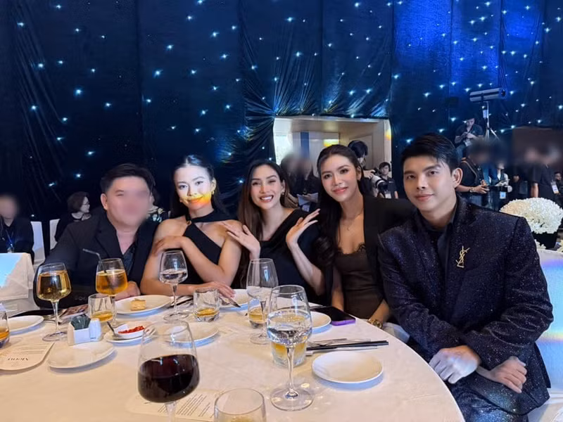 Minh Tú (thứ hai bên phải), Võ Hoàng Yến, Mâu Thủy (thứ hai bên trái) diện trang phục tông đen dự hôn lễ. Ảnh: FB Minh Tú.