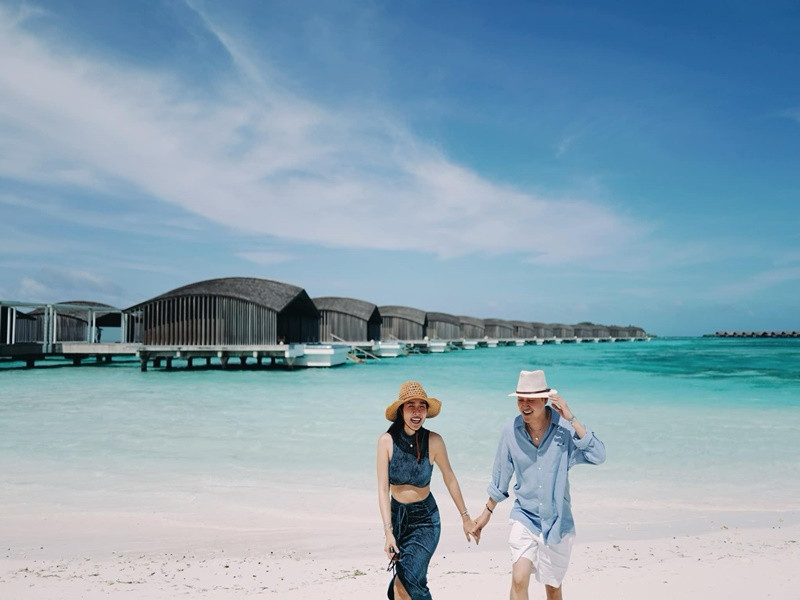 Diệp Bảo Ngọc nắm tay đàn anh thân thiết trong chuyến du lịch biển. Ảnh: FB Diệp Bảo Ngọc.