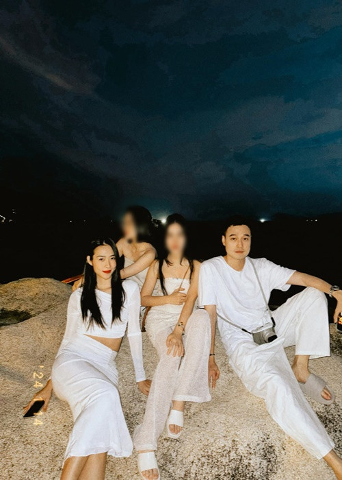 Diệp Bảo Ngọc và Quang Minh có một hội bạn chung. Nữ diễn viên cho biết, cô xem hội bạn này là gia đình thứ hai. Ảnh: FB Diệp Bảo Ngọc.