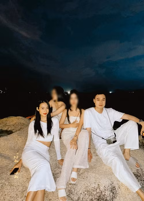 Diệp Bảo Ngọc và Quang Minh có một hội bạn chung. Nữ diễn viên cho biết, cô xem hội bạn này là gia đình thứ hai. Ảnh: FB Diệp Bảo Ngọc.