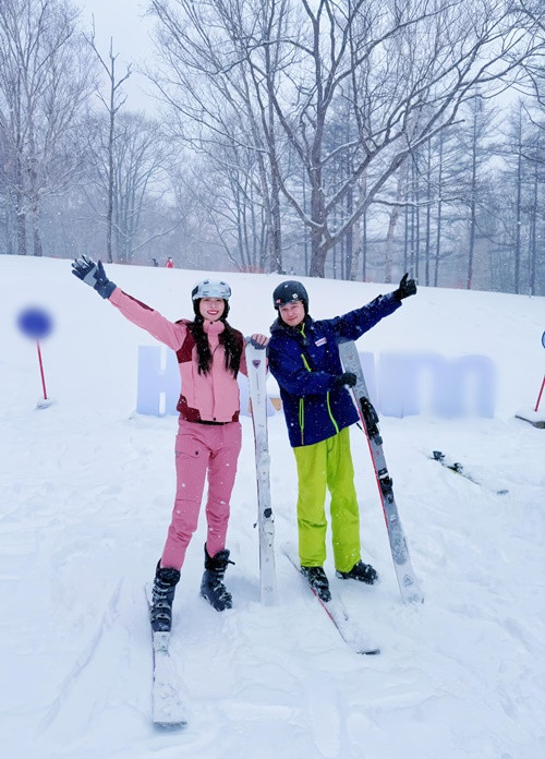 Mới đây, trên trang cá nhân, Diệp Bảo Ngọc khoe hình ảnh trượt tuyết cùng Quang Vinh ở Nhật Bản. Ảnh: FB Diệp Bảo Ngọc.