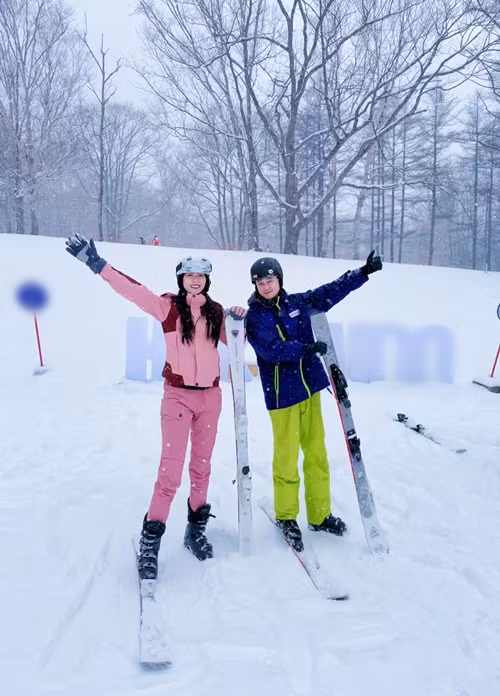 Mới đây, trên trang cá nhân, Diệp Bảo Ngọc khoe hình ảnh trượt tuyết cùng Quang Vinh ở Nhật Bản. Ảnh: FB Diệp Bảo Ngọc.