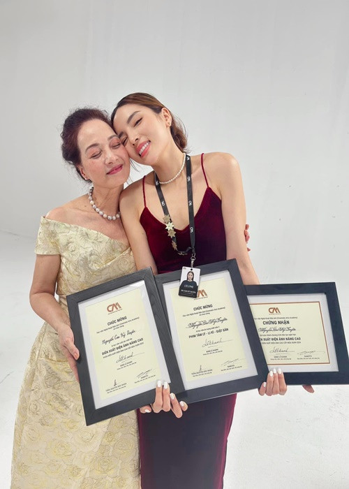 Cô chỉ tốt nghiệp các khóa học diễn viên ngắn hạn do NSND Lê Khanh dạy vào tháng 5/2024. Ảnh: FB Kỳ Duyên.