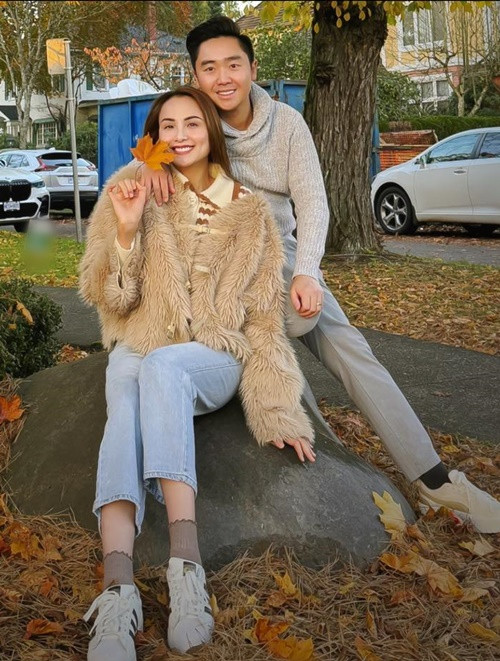 Vợ chồng Diễm Hương quen nhau 5 năm trước. Trong khi Thanh Duy yêu đơn phương, mỗi năm lấy can đảm một, hai lần vào bắt chuyện trên Facebook, nàng hậu lại không để ý đến sự xuất hiện của chàng trai kém cô 2 tuổi.