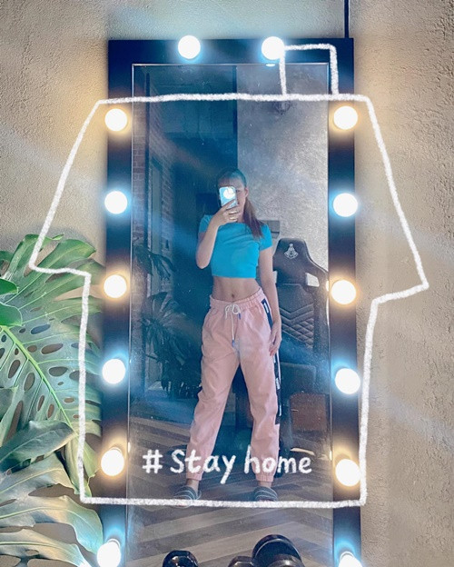 Để giữ dáng vóc săn chắc, "nữ hoàng hội chợ" Khởi My chăm tập luyện tại nhà.