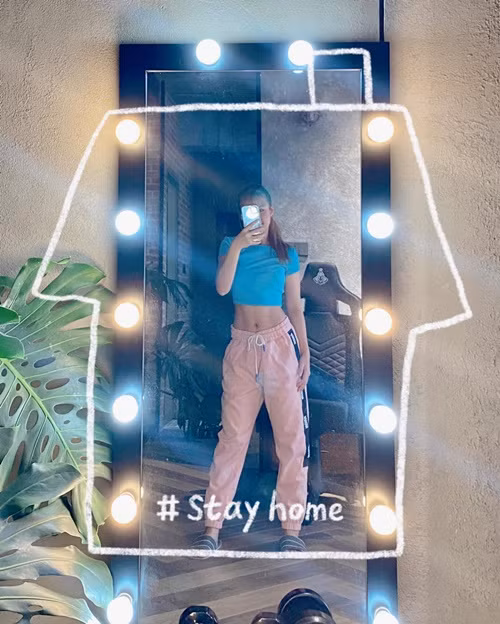 Để giữ dáng vóc săn chắc, "nữ hoàng hội chợ" Khởi My chăm tập luyện tại nhà.