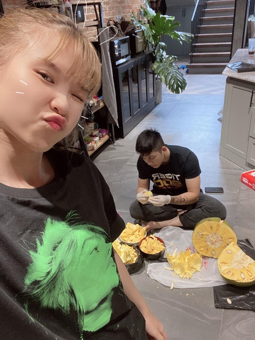 Khởi My tận hưởng cuộc sống vợ chồng son sau 7 năm kết hôn.