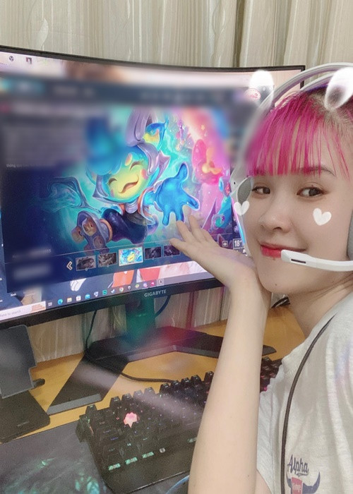 Trong penthouse tiền tỷ, Khởi My có phòng làm việc riêng để phục vụ công việc làm streamer.