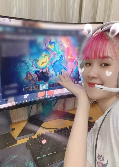 Trong penthouse tiền tỷ, Khởi My có phòng làm việc riêng để phục vụ công việc làm streamer.