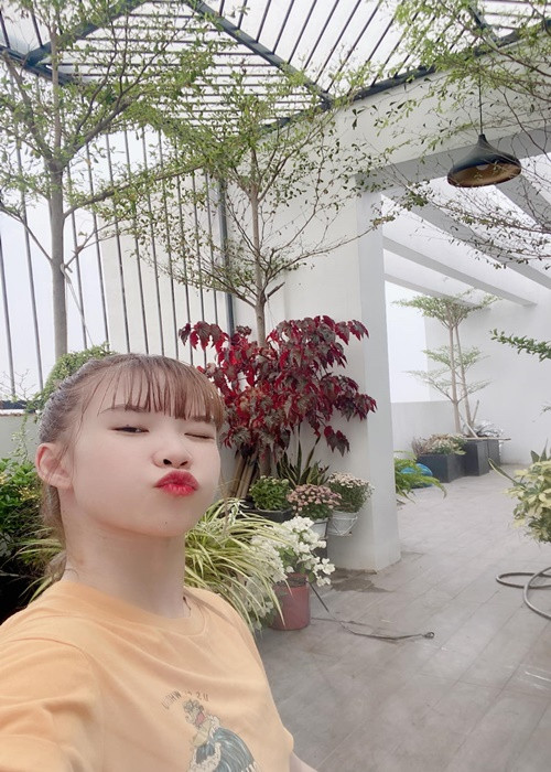 Nữ ca sĩ thảnh thơi ngắm cảnh từ khu vườn trong penthouse.