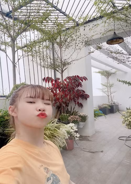 Nữ ca sĩ thảnh thơi ngắm cảnh từ khu vườn trong penthouse.