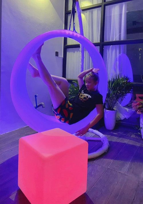 Khởi My đăng hình ảnh thư giãn sau thời gian dài làm việc.