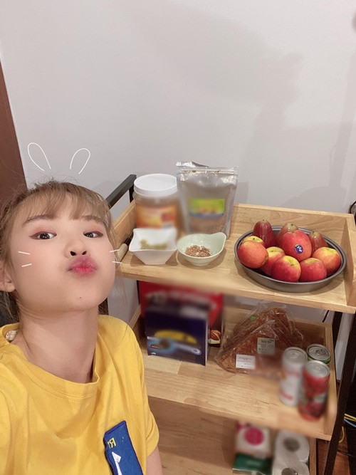 Nữ ca sĩ khoe tủ đồ ăn uống ngay trong phòng làm việc.