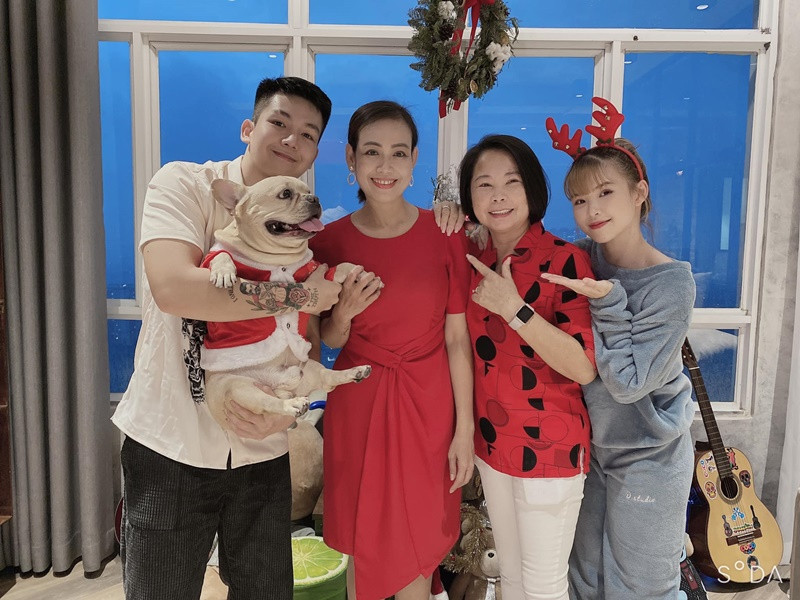 Khởi My khoe đón Giáng sinh cùng chồng, mẹ chồng và mẹ ruột trong penthouse.