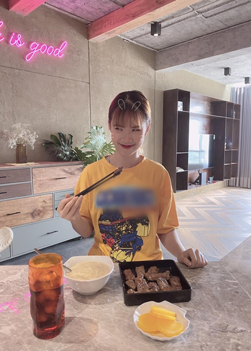 Nữ ca sĩ khoe được chồng trẻ nấu ăn.