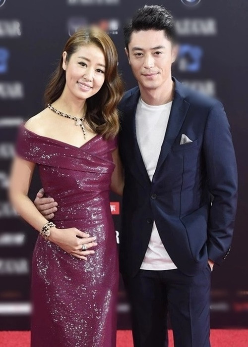 “Tôi là một người khá trầm tính, ít nói và đã từng có thời gian luôn cảm thấy cô đơn. Còn bà xã của tôi là một người vui vẻ hoạt bát, luôn cho tôi những năng lượng tích cực. Hai chúng tôi tính cách tuy đối lập nhưng lại bổ sung cho nhau”, Hoắc Kiến Hoa nói. Ảnh: Tiền Phong.