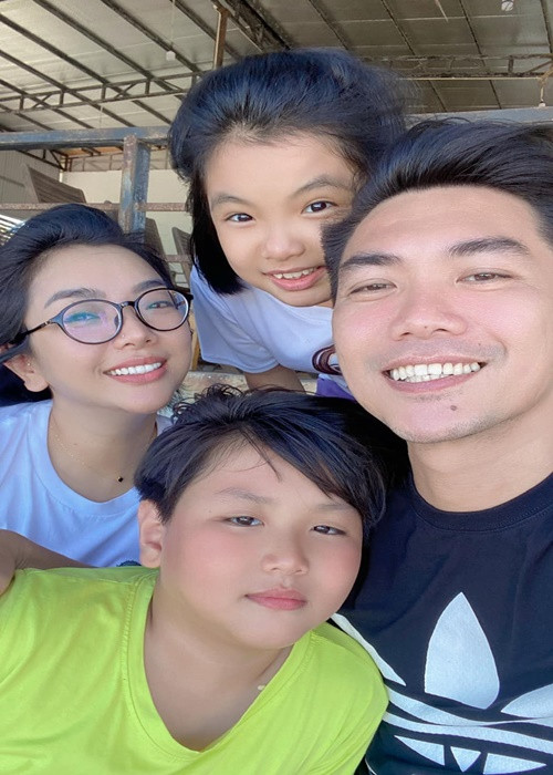 Tháng 5/2017, kỷ niệm 9 năm ngày cưới, Phương Anh viết: "Tớ với cậu bên nhau 9 năm rồi đấy, quay đi quay lại mà tưởng như mới đây thôi. Thời gian trôi nhanh quá, đồng nghĩa với việc chúng mình cùng già đi và các con ngày càng khôn lớn. Chẳng mơ mộng gì nhiều, chỉ mong rằng mình cùng nắm tay nhau và đi tiếp quãng đường còn lại. Cùng chứng kiến con cái trưởng thành...". Ảnh: FB Muhammad Khan.