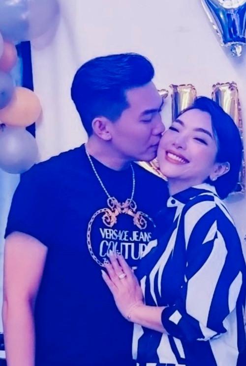 "Mong các con trở thành những người có ích cho xã hội, tớ vẫn vậy, cậu vẫn vậy... vẫn yêu thương và quan tâm đến nhau như ngày nào. Cuộc hôn nhân nào mà không có sóng gió, nhưng tớ hy vọng con thuyền của mình đủ vững chãi để có thể vượt qua mọi khó khăn sóng gió đó. Cậu nhé”, Phương Anh nhắn nhủ chồng. Ảnh: FB Muhammad Khan.