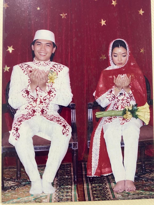 Muhammad luôn ủng hộ Phương Anh hoạt động nghệ thuật. Khi rảnh rỗi, anh chở vợ đi hát, lặng lẽ ngồi dưới hàng ghế khán giả nghe cô hát. Ảnh: FB Muhammad Khan.