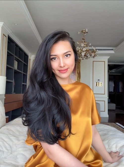 "Dỗ Hà xong, mẹ cũng nhanh chóng làm tiếp việc đang dang dở. Lúc này, Khánh bất ngờ đi vào bếp, tiến lại gần mẹ, đôi tay chìa ra. “Mẹ ơi con sợ mẹ tức, mẹ mệt nên mẹ cứ đánh tay con đi mẹ”, Khánh nói. Mẹ vừa bất ngờ, vừa buồn cười, cảm xúc chao đảo không biết nên tiếp tục phạt hay khen mới phải?”, Huỳnh Thanh Tuyền viết. Ảnh: FB Huỳnh Thanh Tuyền.