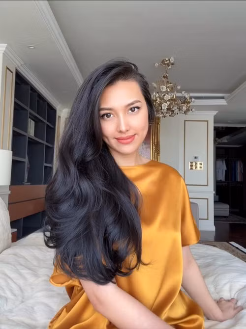 "Dỗ Hà xong, mẹ cũng nhanh chóng làm tiếp việc đang dang dở. Lúc này, Khánh bất ngờ đi vào bếp, tiến lại gần mẹ, đôi tay chìa ra. “Mẹ ơi con sợ mẹ tức, mẹ mệt nên mẹ cứ đánh tay con đi mẹ”, Khánh nói. Mẹ vừa bất ngờ, vừa buồn cười, cảm xúc chao đảo không biết nên tiếp tục phạt hay khen mới phải?”, Huỳnh Thanh Tuyền viết. Ảnh: FB Huỳnh Thanh Tuyền.