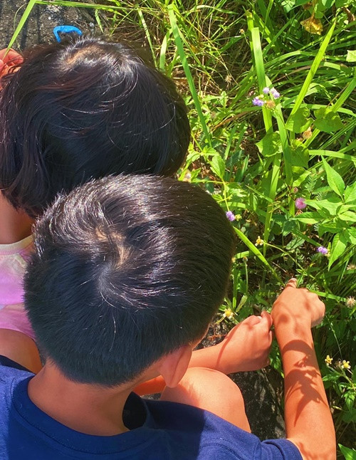 Nữ người mẫu nổi tiếng một thời không đăng ảnh cận mặt các con. Tháng 11/2024, lần hiếm hoi khoe con, Huỳnh Thanh Tuyền chia sẻ: “Khánh tuy hay trêu Hà nhưng là người anh rất mực thương yêu và bảo vệ em. Lúc nãy, Khánh trêu em đến phát khóc. Lần này, mẹ phát cáu thật sự. Mẹ vừa dọa, vừa đi tới gần định phát mông Khánh cho chừa. Trong khi đó, Khánh cứ chạy quanh bàn khiến mẹ không tài nào bắt được; chân thì chạy nhưng miệng không ngớt xin lỗi mẹ và em". Ảnh: FB Huỳnh Thanh Tuyền.