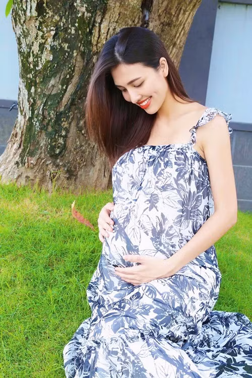 Người đẹp rạng rỡ khi mang bầu lần 2. Ảnh: FB Huỳnh Thanh Tuyền.