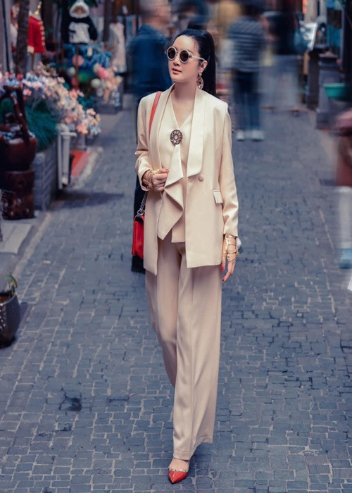 Giáng My đi du lịch từ châu Á đến châu Âu, châu Mỹ.