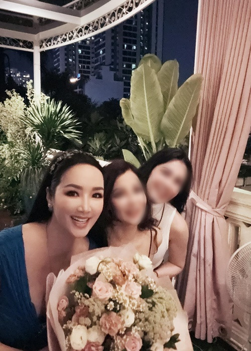 Nàng hậu khoe đón sinh nhật bên bạn bè trên tầng thượng của biệt thự.