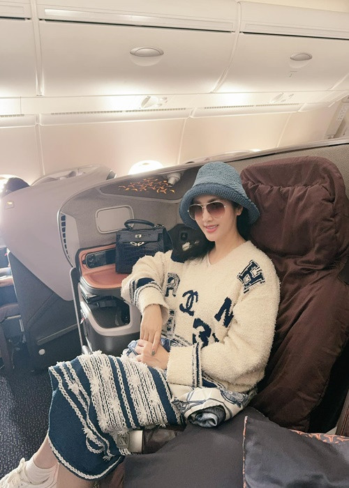 Cuộc sống của Giáng My ở tuổi 53 đầy sang chảnh. Cô thường xuyên ngồi máy bay hạng thương gia khi di chuyển.