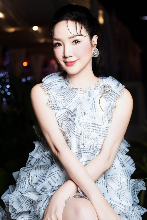 Hoa hậu Giáng My sở hữu vóc dáng thon thả, làn da căng mịn màng. Vẻ đẹp của nàng hậu ở tuổi 53 khiến các cô gái đôi mươi cũng phải ghen tỵ.