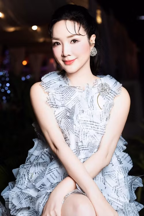 Hoa hậu Giáng My sở hữu vóc dáng thon thả, làn da căng mịn màng. Vẻ đẹp của nàng hậu ở tuổi 53 khiến các cô gái đôi mươi cũng phải ghen tỵ.