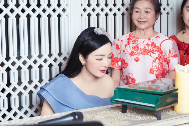 Người đẹp trổ tài đánh đàn piano trong bữa tiệc.