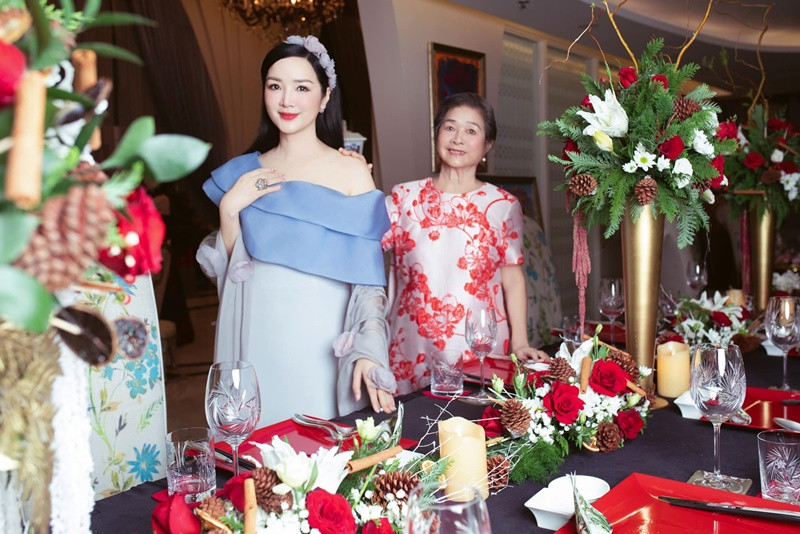 Người đẹp trang trí biệt thự 1.000 m2 theo tông màu đỏ, xanh và trắng.