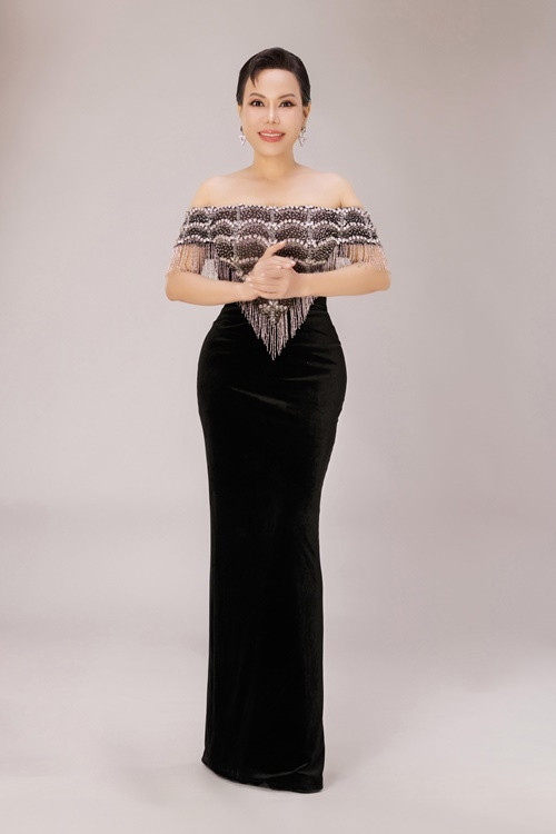 Ở tuổi 48, Việt Hương để tóc ngắn cá tính, giữ được vóc dáng thon gọn. Ảnh: FB Việt Hương.