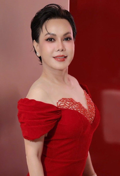 "Một phần vì bác sĩ bảo gương mặt tôi không hợp để sửa. Phần khác tôi hay đóng các vai nghèo khổ nên nếu thẩm mỹ sẽ biến thành người khác, nhìn không thật", cô nói. Ảnh: FB Việt Hương.