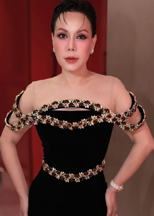 Việt Hương chia sẻ trên Vietnamnet, cô từng có ý định nâng mũi nhưng không thực hiện được. Ảnh: FB Việt Hương.