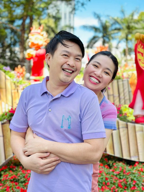 Trong gia đình, Tuấn Khải giữ tiền bạc và chi tiêu. Lê Khánh giải thích, do bản thân không quen quán xuyến nên để chồng làm công việc này tốt hơn.