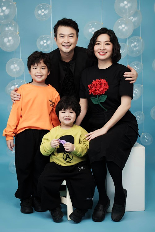 Vợ chồng Lê Khánh đón con trai thứ hai Tuấn Kha gia nhập tổ ấm vào năm 2021.