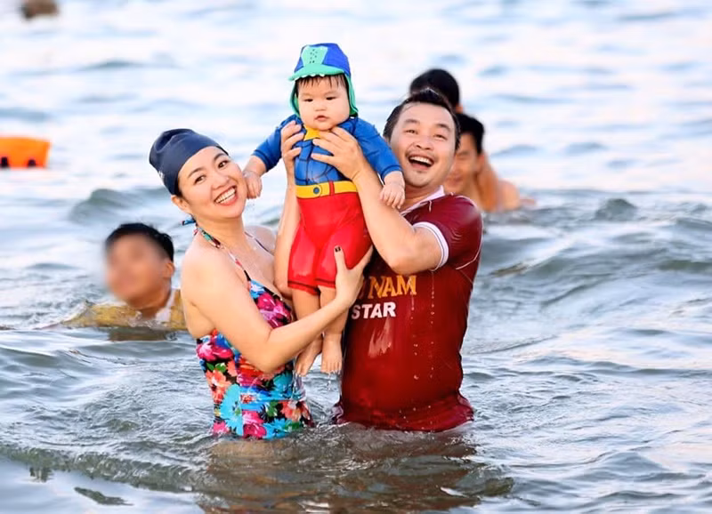 Tháng 10/2018, sau 4 năm kết hôn, Lê Khánh sinh con trai đầu lòng Tuấn Khang.