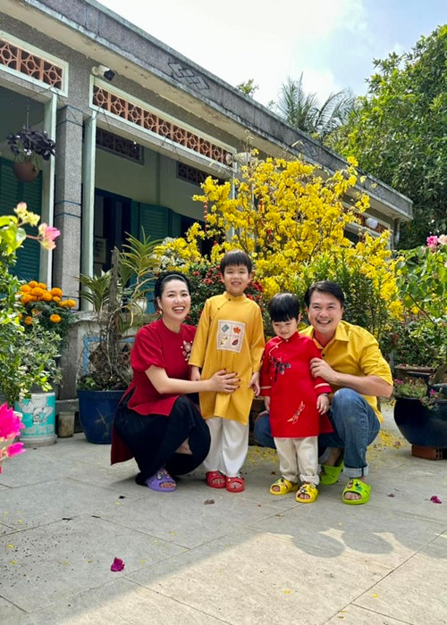 Hai con trai của Lê Khánh kháu khỉnh, giống bố như đúc.