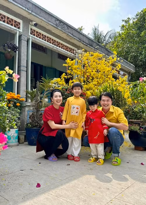 Hai con trai của Lê Khánh kháu khỉnh, giống bố như đúc.