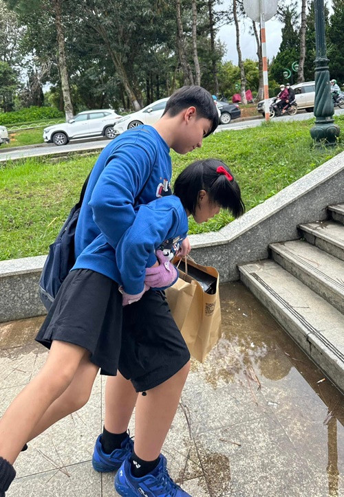 Vợ chồng Lê Phương hạnh phúc khi thấy hai con yêu thương nhau. Ảnh: FB Lê Phương.