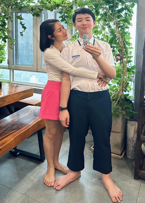 Bé Cà Pháo - con trai Lê Phương cao 1m75 dù học lớp 7. Ảnh: FB Lê Phương.