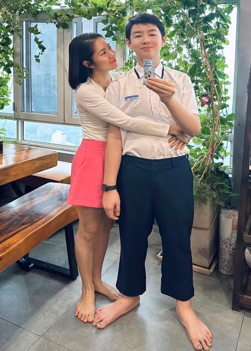 Bé Cà Pháo - con trai Lê Phương cao 1m75 dù học lớp 7. Ảnh: FB Lê Phương.