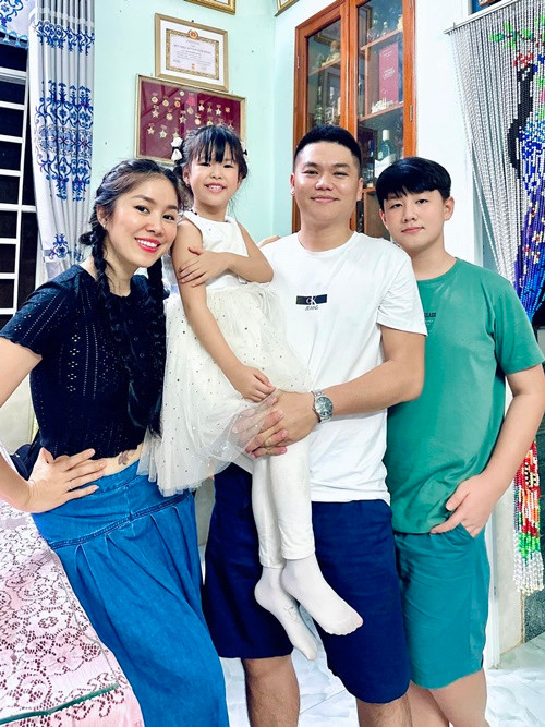 Bé Cà Pháo cao gần bằng ca sĩ Trung Kiên - chồng trẻ của Lê Phương. Ảnh: FB Trung Kiên.