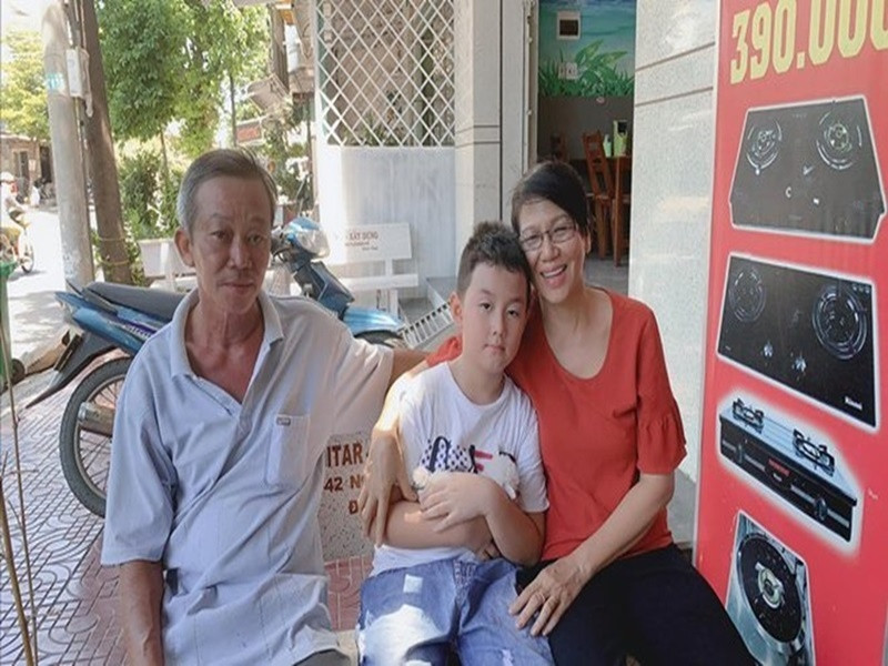 Bé Cà Pháo lúc nào cũng tin rằng, bố mẹ Trung Kiên là ông bà nội của mình. Ảnh: FB Lê Phương.