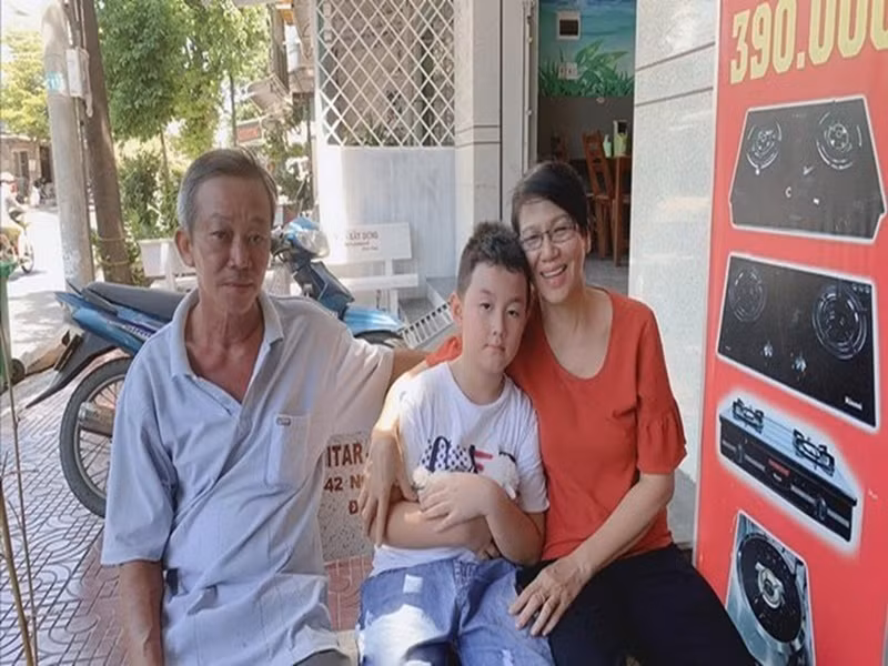 Bé Cà Pháo lúc nào cũng tin rằng, bố mẹ Trung Kiên là ông bà nội của mình. Ảnh: FB Lê Phương.