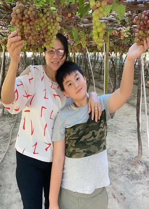 Lê Phương từng tiết lộ, bố mẹ chồng của cô rất yêu thương bé Cà Pháo. Ảnh: FB Lê Phương.