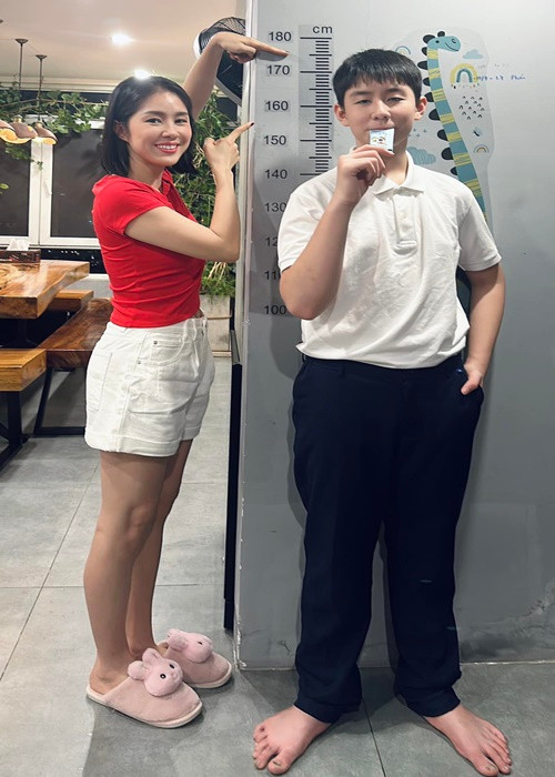 Mới đây, diễn viên Lê Phương khoe con trai đầu lòng có chiều cao vượt trội. Ảnh: FB Lê Phương.